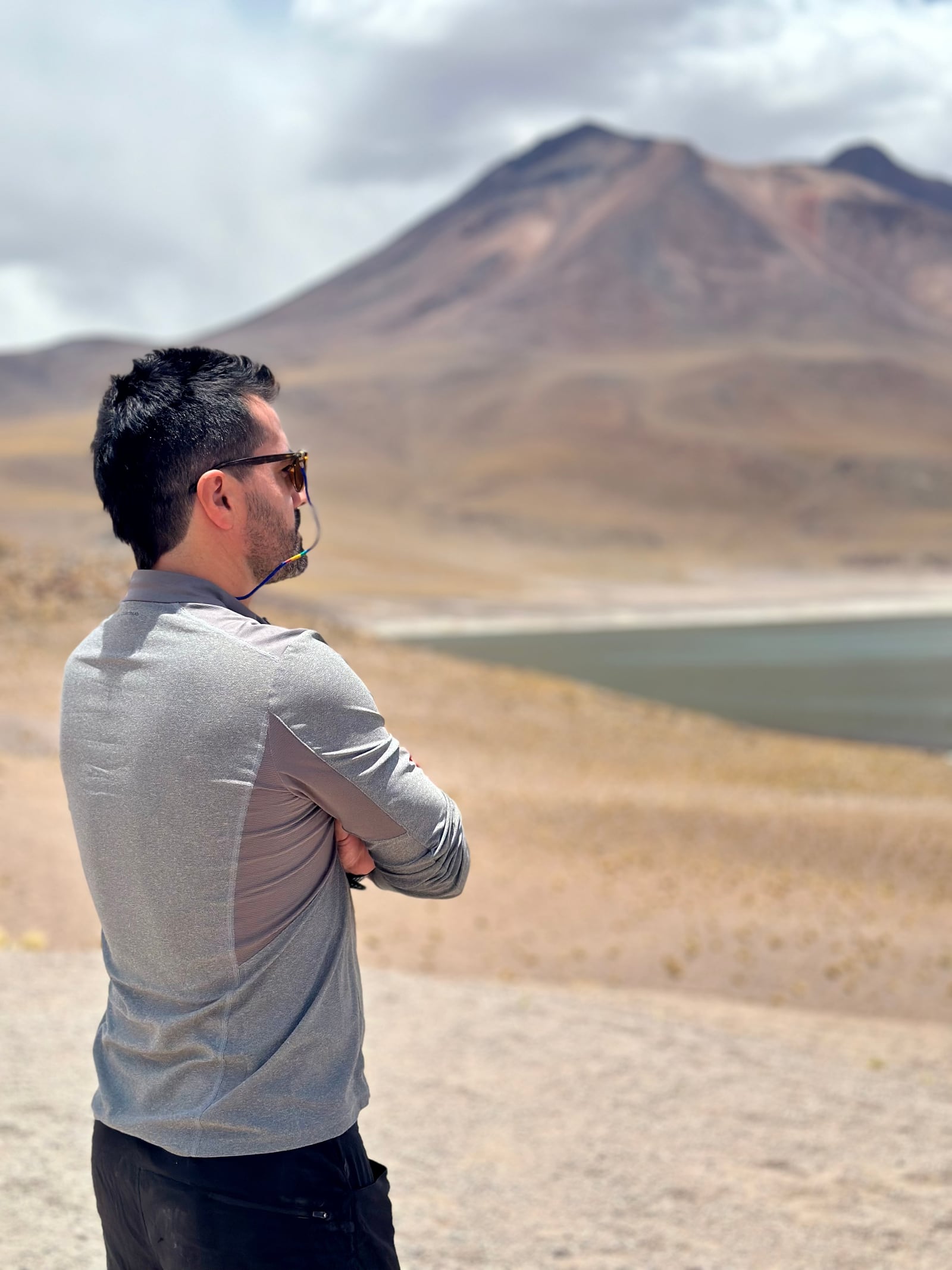 Julián de perfil diante de uma laguna altiplânica no deserto do Atacama